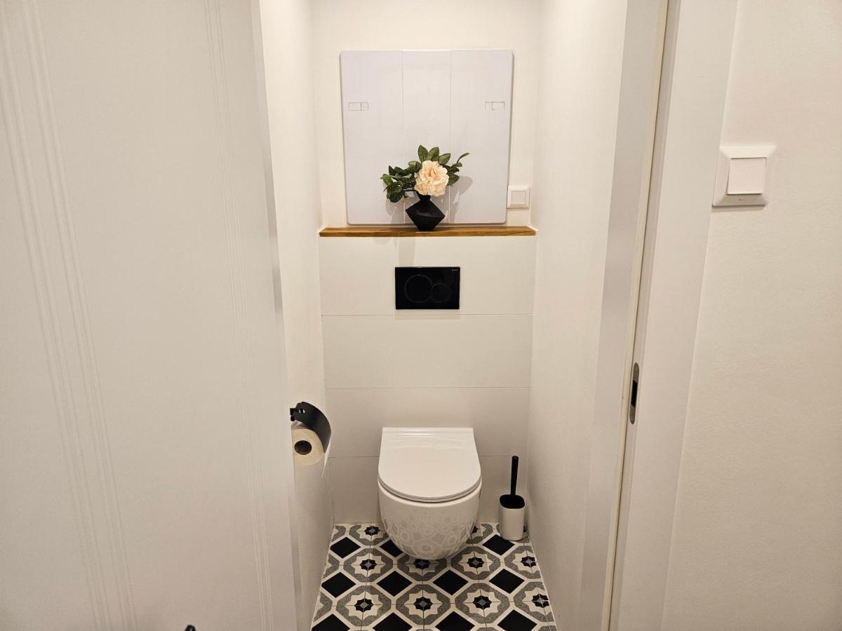 Design Apt In Old Town-Free Parking-Balcony 브라티슬라바 외부 사진